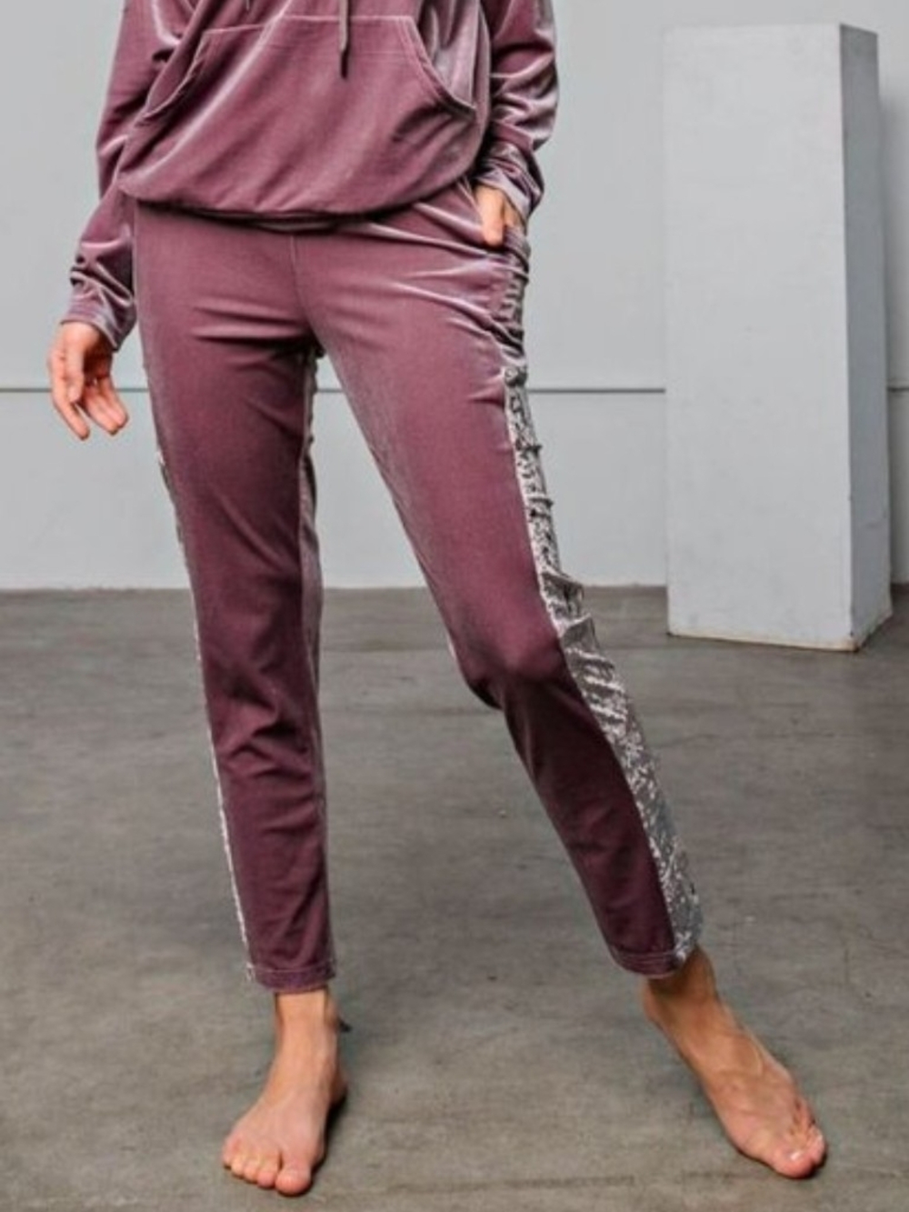 easel NWT Women's Velvet Joggers Burgundy Sz Small